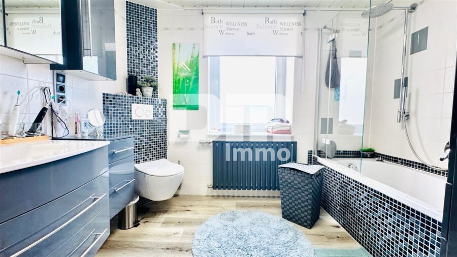 Wohnensemble mit Platz für Visionen: Saniertes Fachwerkhaus / Scheune + Halle mit Paddock - Gebäude 1 OG Badezimmer / Wanne